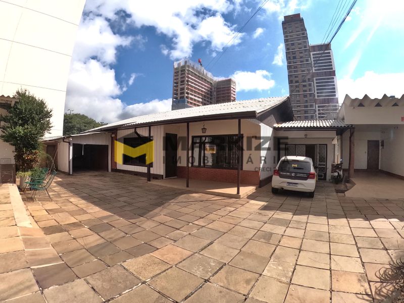 Casa para alugar com 3 dormitórios, 2 banheiros e 265m² de área privativa no bairro Centro