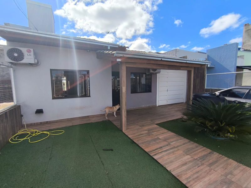 Casa à venda com 2 dormitórios, 1 banheiro, 2 vagas de garagens e 110m² de área privativa no bairro Efapi