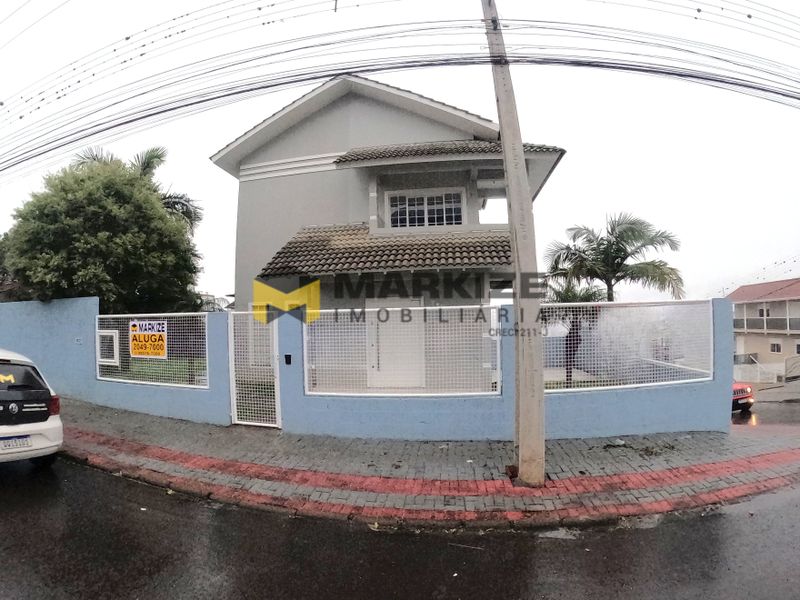 Casa para alugar com 3 dormitórios, 2 banheiros, 2 vagas de garagens e 197m² de área privativa no bairro Bela Vista