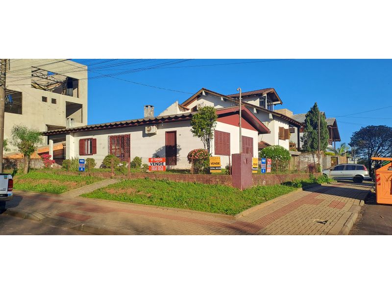Casa à venda com 4 dormitórios, 2 banheiros, 1 vaga de garagem e 179m² de área privativa no bairro Presidente Médici