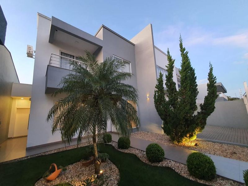 Casa à venda com 3 dormitórios, 5 banheiros, 4 vagas de garagens e 283m² de área privativa no bairro Maria Goretti
