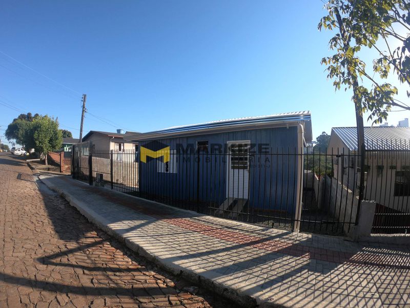 Casa para alugar com 3 dormitórios, 1 banheiro, 2 vagas de garagens e 60m² de área privativa no bairro Santo Antônio