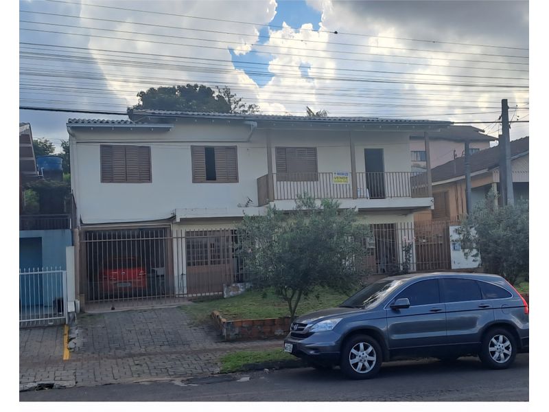 Casa à venda com 5 dormitórios, 3 banheiros, 1 vaga de garagem e 254m² de área privativa no bairro Universitário