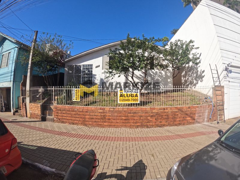 Casa para alugar com 3 dormitórios, 2 banheiros e 110m² de área privativa no bairro Centro